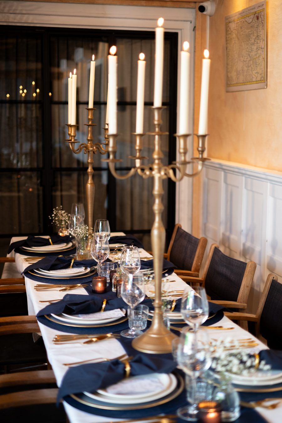Midnight Blue tafelstyling met hoge gouden kandelaars