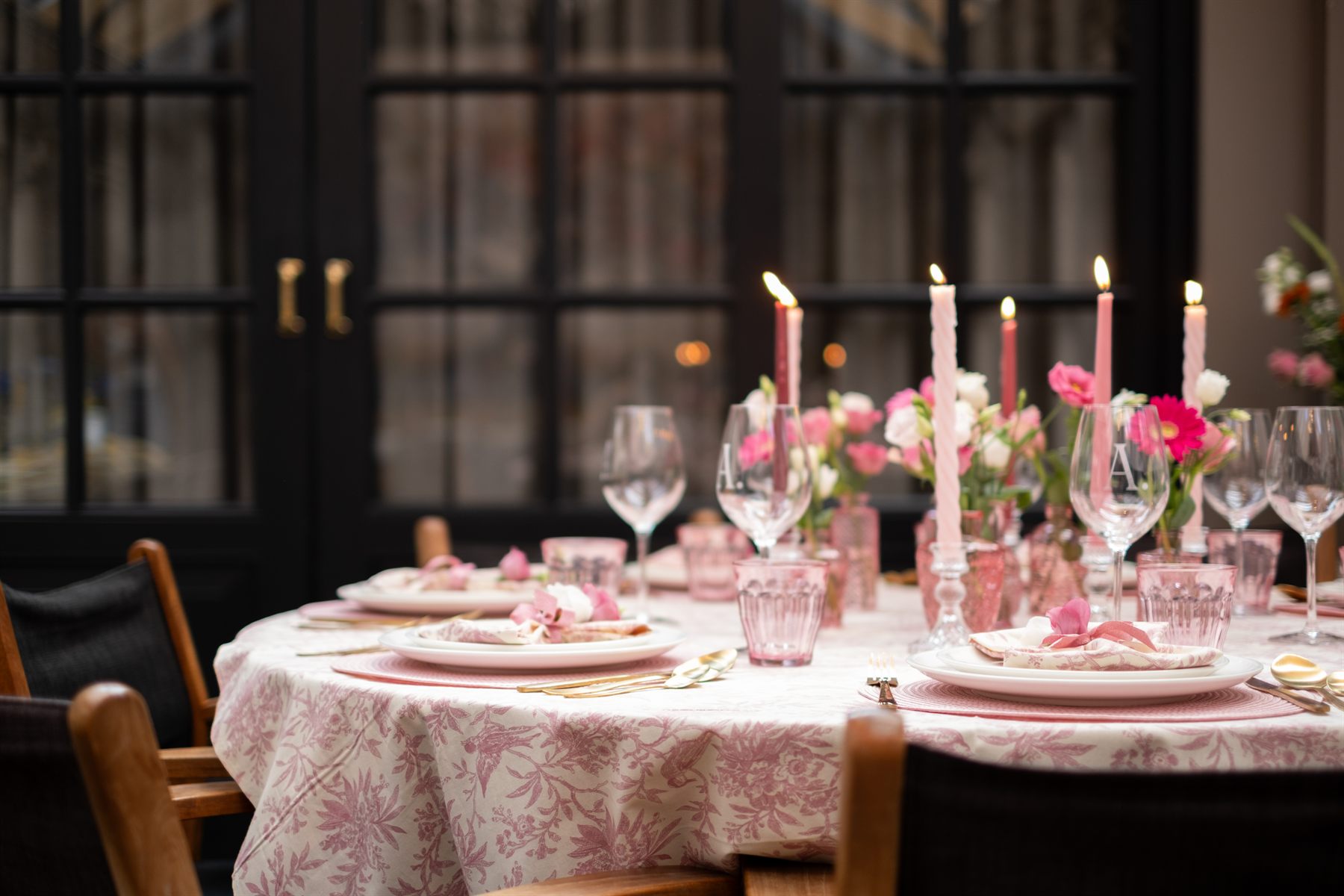 Romantisch gedekte tafel in roze met bloemendecoratie