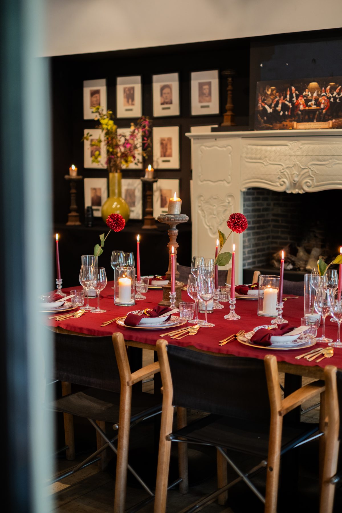 Overzicht van de bordeaux dinertafel bij de open haard