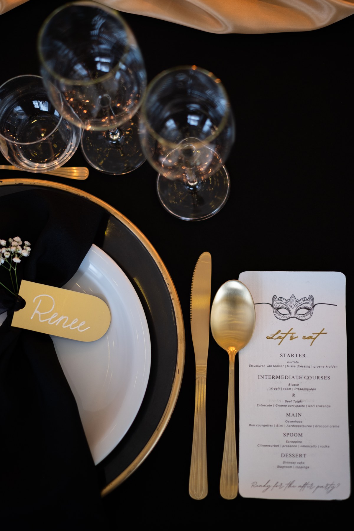 Zwart-gouden tafelsetting met menukaart en naamkaart