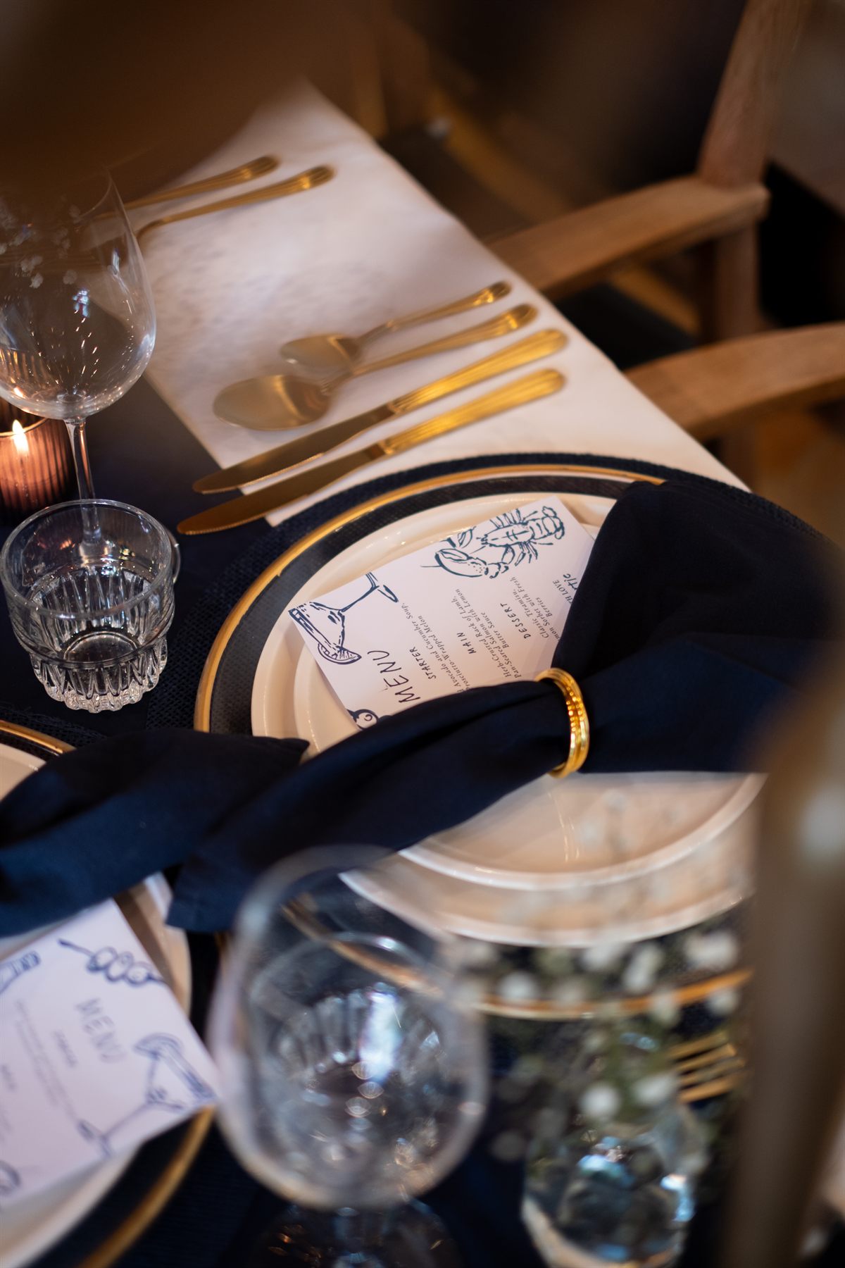 Donkerblauw servet met gouden ring en menukaart