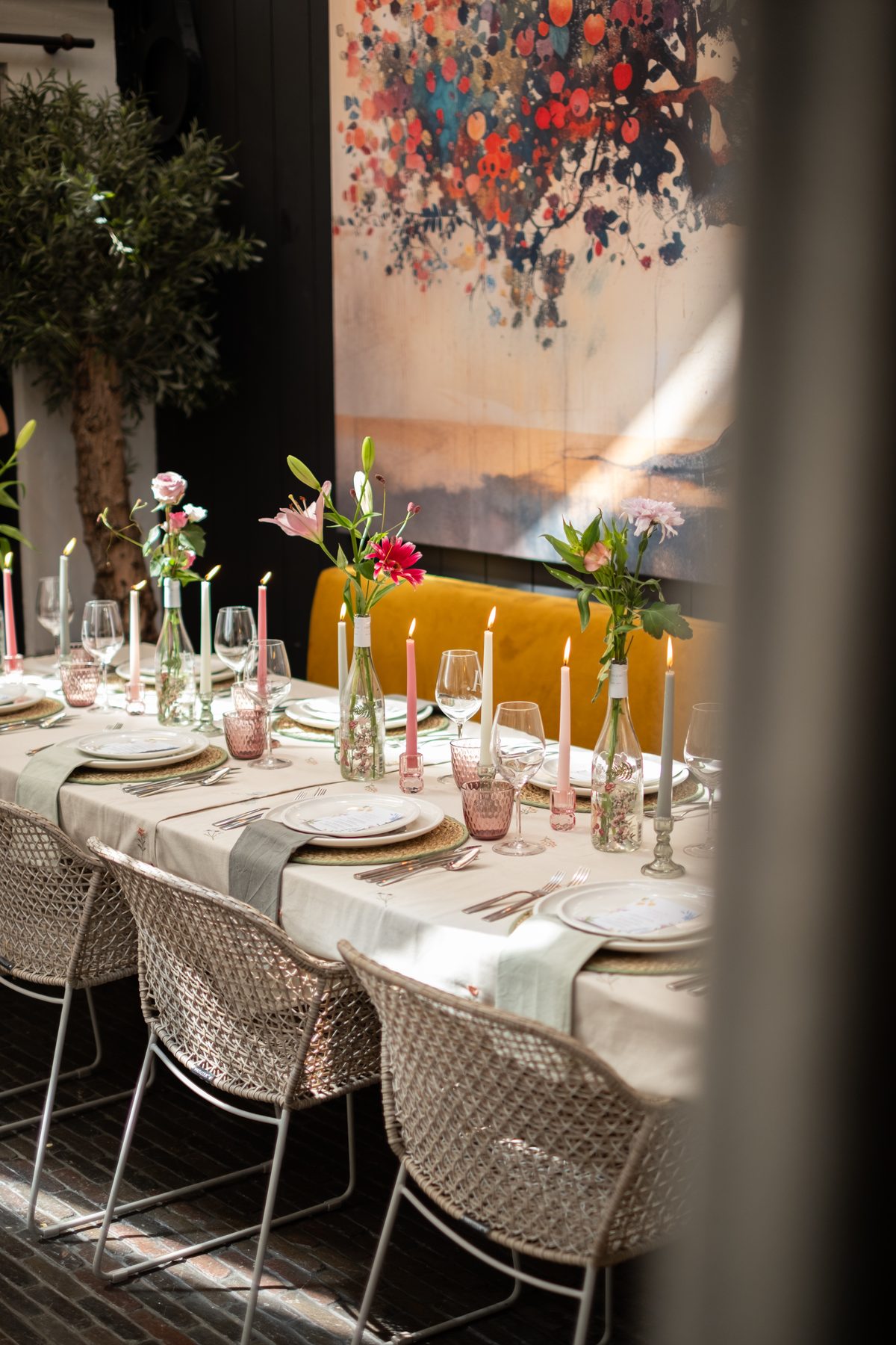 Ruim perspectief van de complete tafel met kleurrijke bloemen