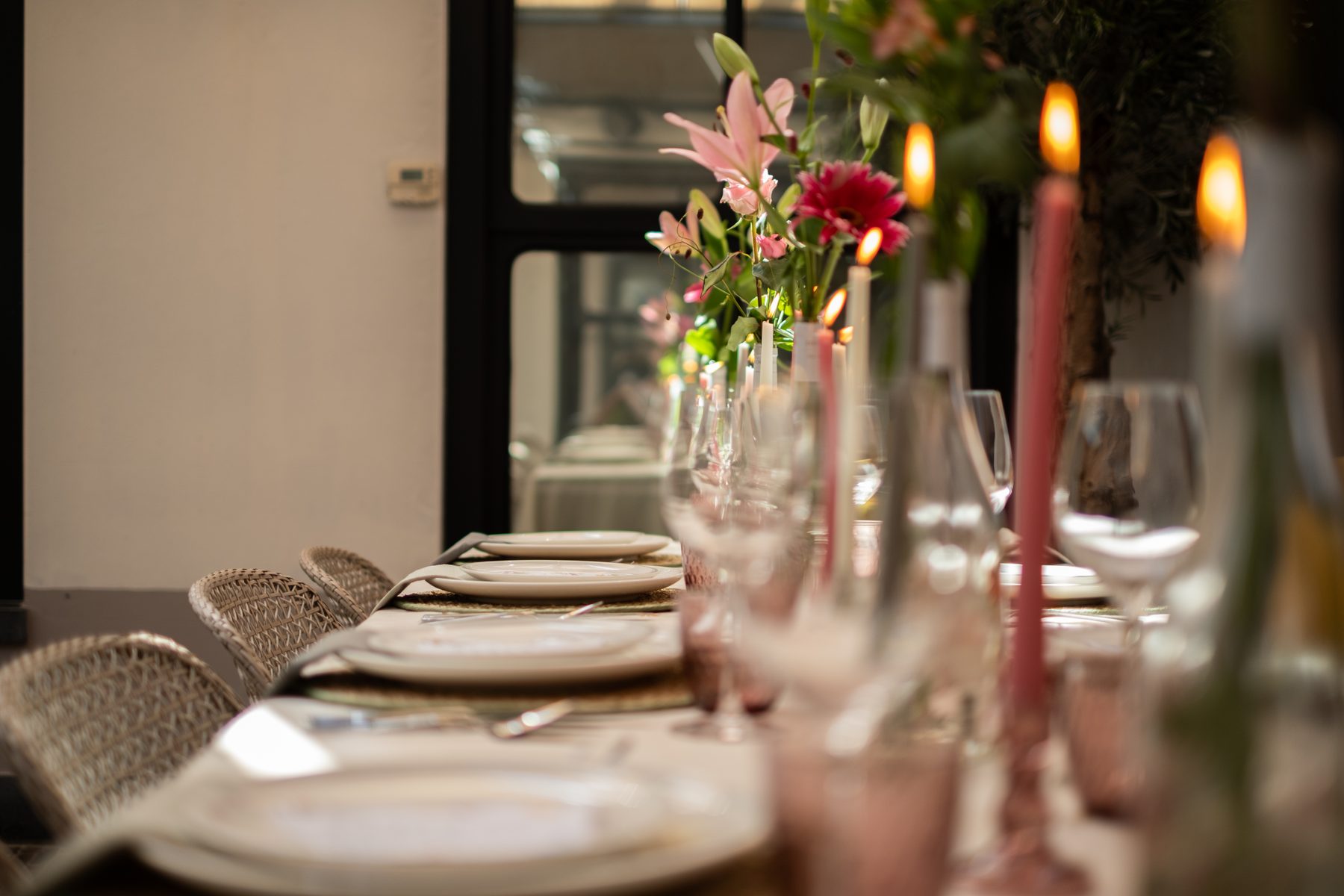 Zicht langs de volledige Romantic Garden-tafel