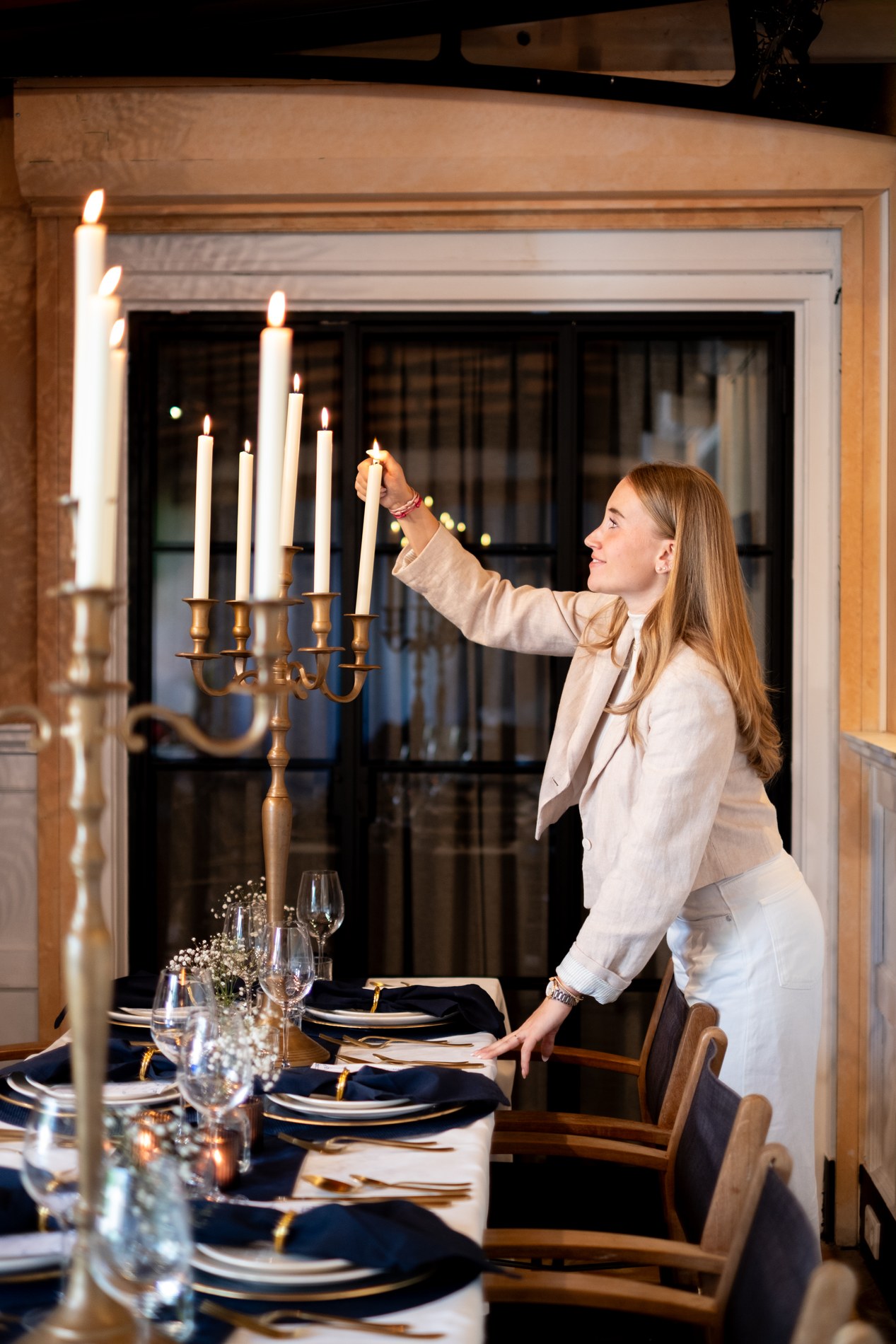 Floortje steekt de kaarsen aan bij de Midnight Blue-tafel